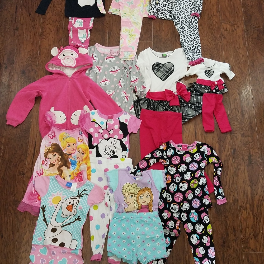 Huge bundle, lot set girls 4t clothes and pajamas